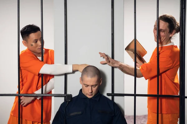 Dva vězni plánují zaútočit na uniformovaného strážného, aby unikli z vězení s maximální ostrahou. — Stock fotografie