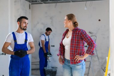 Mimar müşteriye dairenin nasıl yenilendiğini gösteriyor.