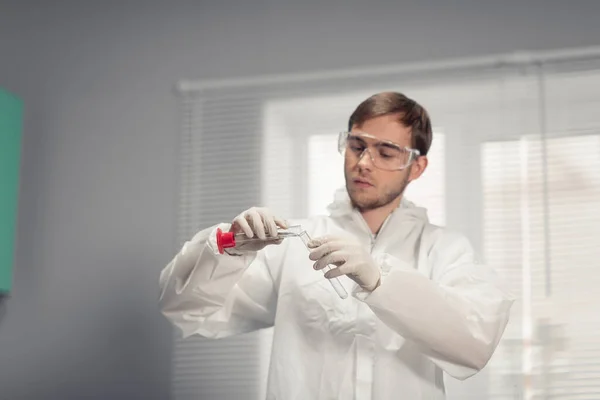 Conceito de investigação e ciência. Um estudante em um laboratório brilhante representando química e medicina educação — Fotografia de Stock