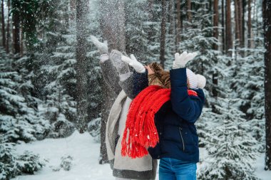 Güzel genç bir sarışın ve büyüleyici kızı ormanın dışında karın tadını çıkarıyorlar.