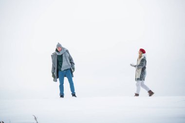 İki aşığın basit mutluluğu, doğayla ve birbirleri ile baş başa.