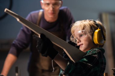 Tecrübeli bir marangoz öğretmen küçük bir çocuk için bir ders verdi. Tahta bir silah yaptı ve ustasına gösterdi..