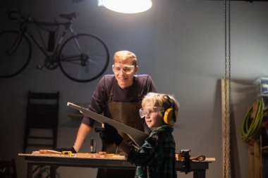 Tecrübeli bir marangoz öğretmen küçük bir çocuk için bir ders verdi. Tahta bir silah yaptı ve ustasına gösterdi..