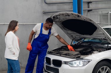 Tamirci ve istemci arabanın motorunu inceleyin