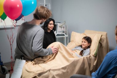 Küçük kız kardeşini hastanede ziyaret eden bir ağabey.