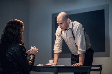 Sorgulama sırasında, suçlu belgeyi yırttı.