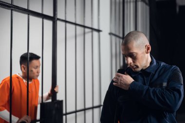 Sert, kel bir hapishane müdürü hücreleri dolaşır ve telsizle hapishane gardiyanının başına bilgi iletir..