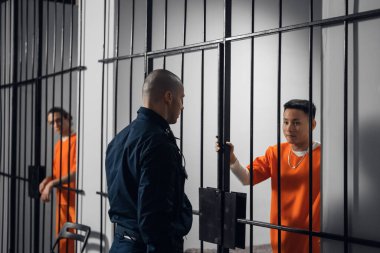 Hapishane müdürü mahkumu mahkemenin kararından sonra parmaklıklar ardına koyar ve hücreyi kilitler..