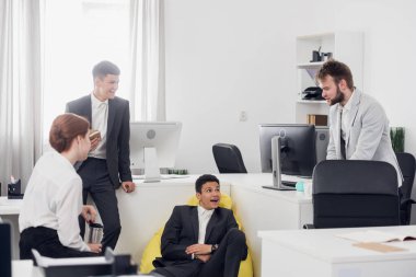 Dinlenme bölgesindeki açık uzay ofisinde kahve molası. Birkaç genç insan ve bir kız, bir girişimin gelişimi hakkında konuşuyorlar.