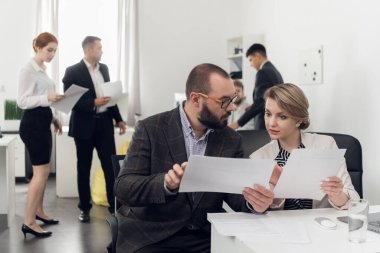İş yerinde yeni bir çalışanın stajı. Resmi görevlerde eğitim. Bölümün başı ve astı..