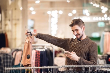 Çekici genç bir adam hoş bir mesaj alır, Sho