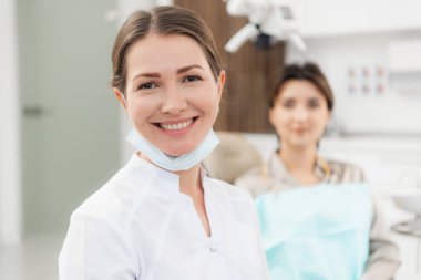 Güzel genç bir doktorun portresi. Hastasıyla birlikte.