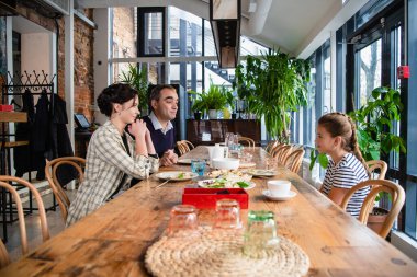 Genç, mutlu, güzel, gülümseyen, beyaz, baba, anne...