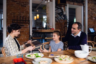 Bir kız, annesine bir hediye veriyor..