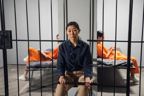 Un'ora tranquilla in una prigione femminile, prigionieri che riposano sui loro letti, una guardia su una sedia nel corridoio — Foto Stock