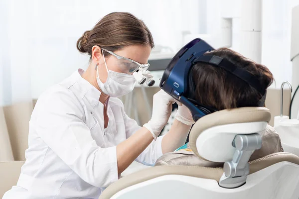 Μια κοντινή εικόνα της διαδικασίας της σύγχρονης οδοντιατρικής θεραπείας, με τη χρήση σύγχρονων τεχνολογιών — Φωτογραφία Αρχείου