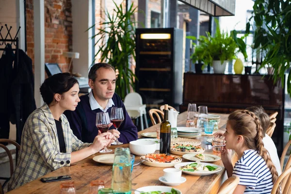 Семья из четырех стаканов за ужином в кафе — стоковое фото