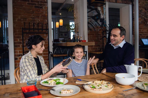 Une famille félicite la mère et lui offre un cadeau — Photo