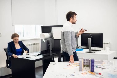 Genç bir inşaat mühendisi SP 'yi kullanan biriyle konuşuyor.