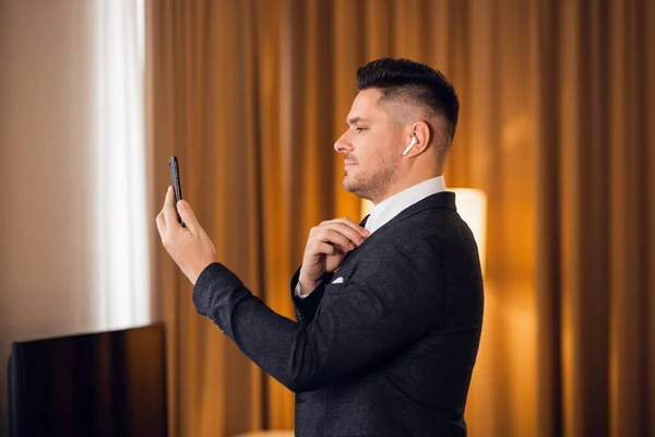 Atractivo joven empresario tomando una selfie en su teléfono inteligente, — Foto de Stock