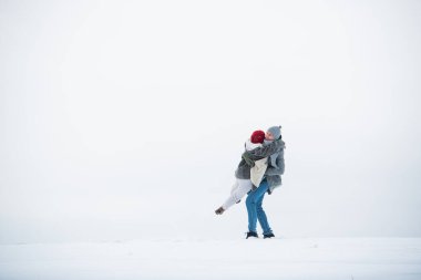 İki aşığın basit mutluluğu, doğayla ve birbirleri ile baş başa.