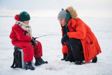 Genç bir baba oğluna köydeki bir gölün buzunda kış balıkçılığının temel kurallarını öğretir.