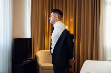 Resmi bir takım giyen yakışıklı bir delikanlının kırpılmış görüntüsü ve--