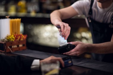 Barmen, barda ödemeyi kredi kartıyla kabul eder.