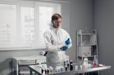 Laboratuvarda çalışan bir bilim adamı. Doktor mikrobiyoloji araştırması yapıyor.