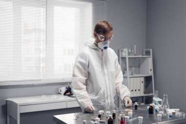 Laboratuvarda deneysel bilim adamı. Geliştirme ve bilimsel araştırma