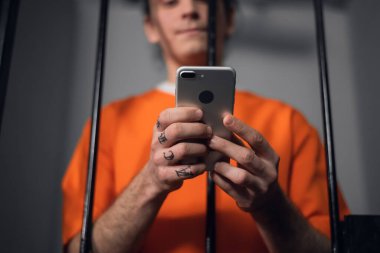 Hücredeki suçluya akrabalarıyla iletişim kurmak için akıllı telefon gönderilmiş..