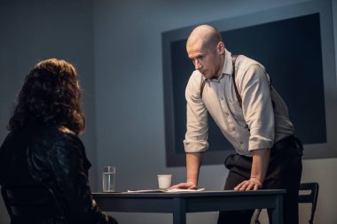 Tecrübeli bir dedektif karakolda bir röportaj yapar.