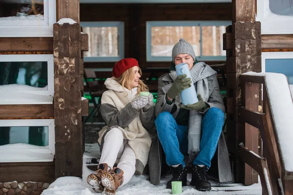 Linda loira e bonito homem desfrutar no gazebo, beber bebidas quentes — Fotografia de Stock