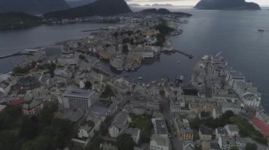 Norveç 'te deniz kıyısında bulutlu bir günde alesund kasabası