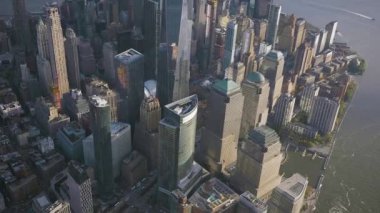 Norveç 'te deniz kıyısında bulutlu bir günde alesund kasabası