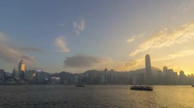 Hong Kong gökyüzü ve Victoria Limanı güneşli.