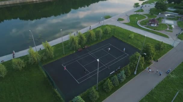 Sahada Tenis Oynayan Oyuncuların Üzerinde Uçmak — Stok video