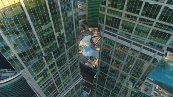 在两座高耸的现代摩天大楼之间飞驰 — 图库视频影像