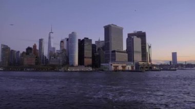 Sabah alacakaranlıkta Manhattan şehir silueti