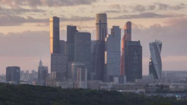 Moskova iş merkezi gökdelenleri gün batımı 3 'te.