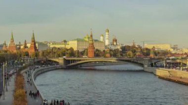 Moskova şehri Kremlin ve nehir güneşli yaz günü 2