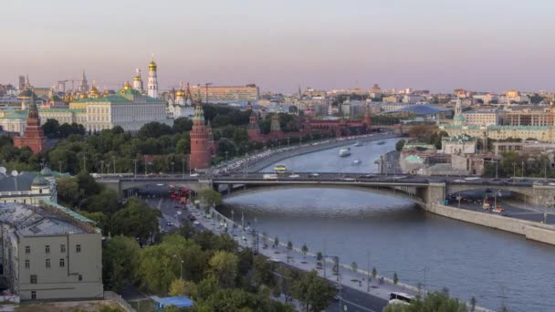 夏はモスクワのクレムリン川とモスクワ川が晴れ — ストック動画