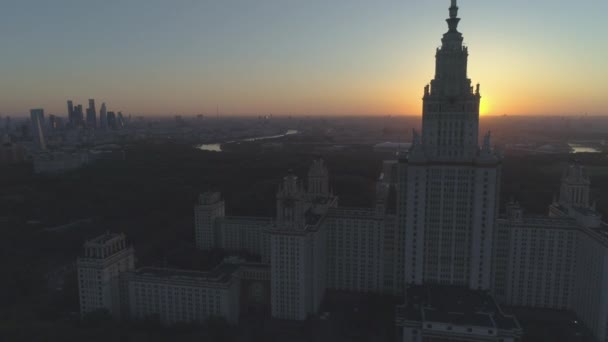 Moskauer Staatliche Universität Und Stadtsilhouette Sonniger Lage — Stockvideo