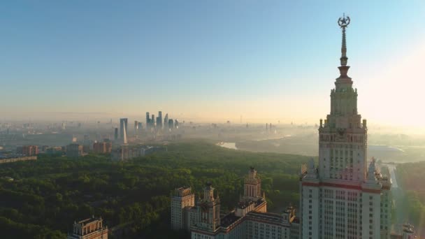 Université État Moscou Dans Ville Ensoleillée Matin — Video