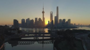 panoramik shanghai silueti ve waibaidu köprüsü