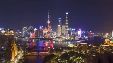 Shanghai şehri, gece şehir lujiazui bölgesi.