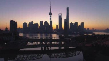 Şafak vakti Lujiazui bölgesiyle Şangay silueti.