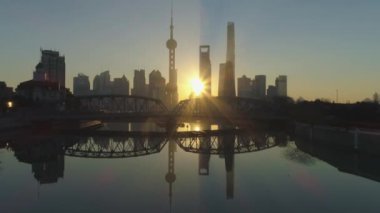 Güneşli sabahta gün doğumunda Şangay silueti