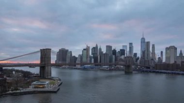 Manhattan ve Brooklyn köprüsünün ufuk çizgisi