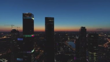  Sabah alacakaranlıkta gökdelenler ve şehir silüeti